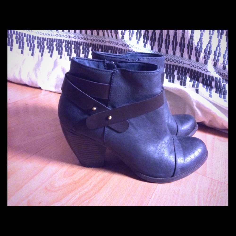 Fergalicious Navy bootie black straps
